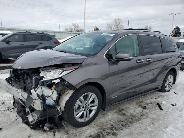  Salvage Toyota Sienna