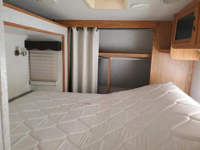 Victory Lane Camper Image 9