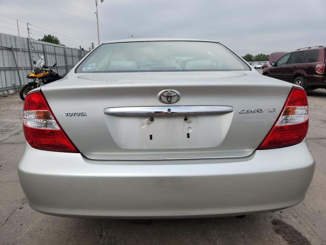 Toyota Camry Le Image 10