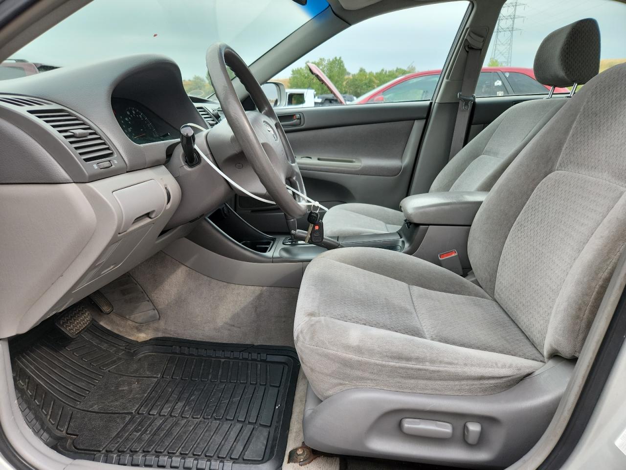 Toyota Camry Le Image 5