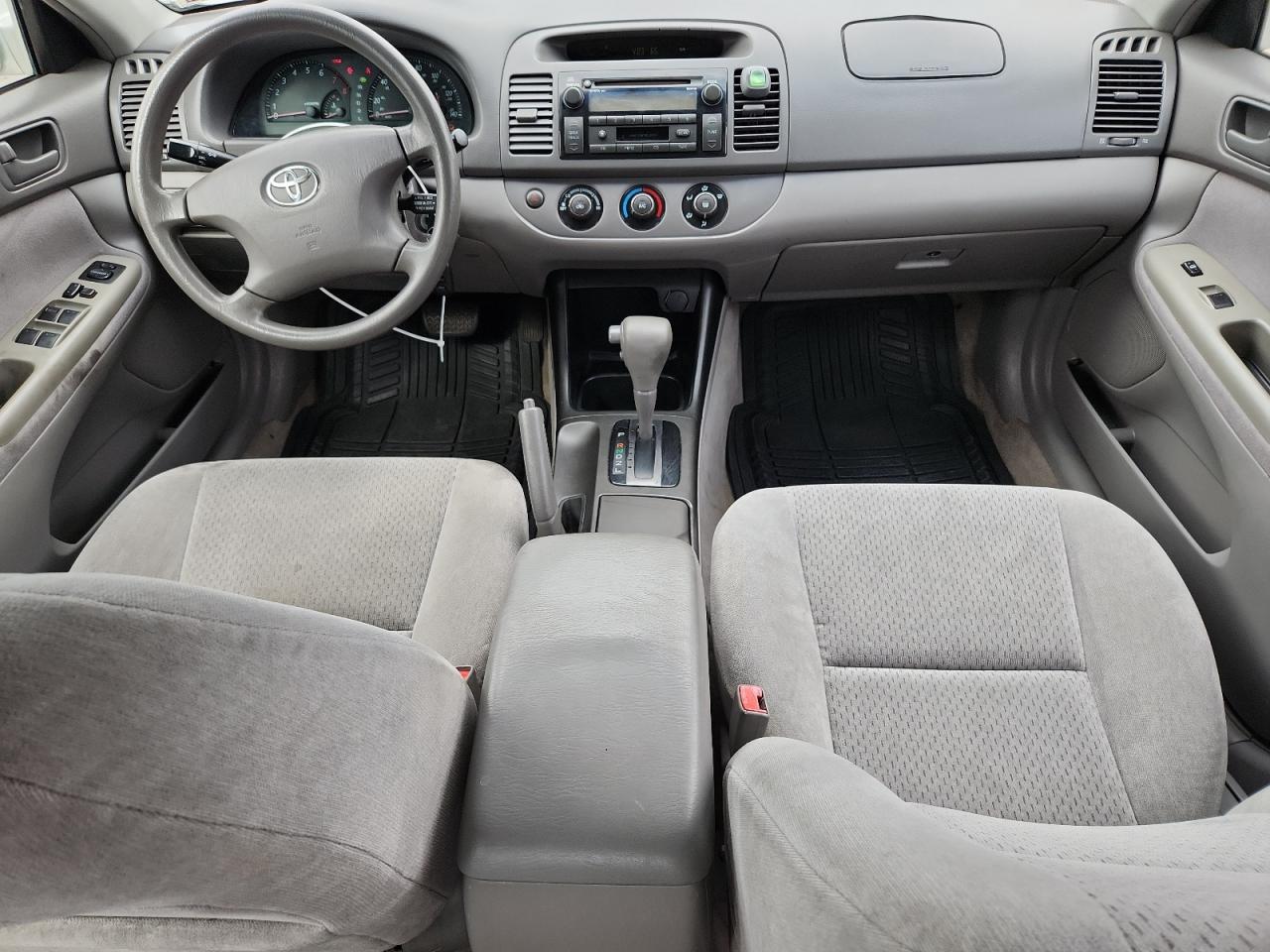 Toyota Camry Le Image 9