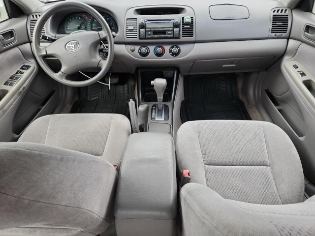 Toyota Camry Le Image 9