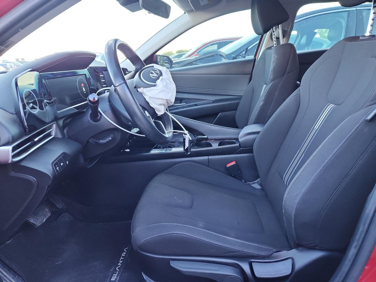 Hyundai ELANTRA Sel Image 2