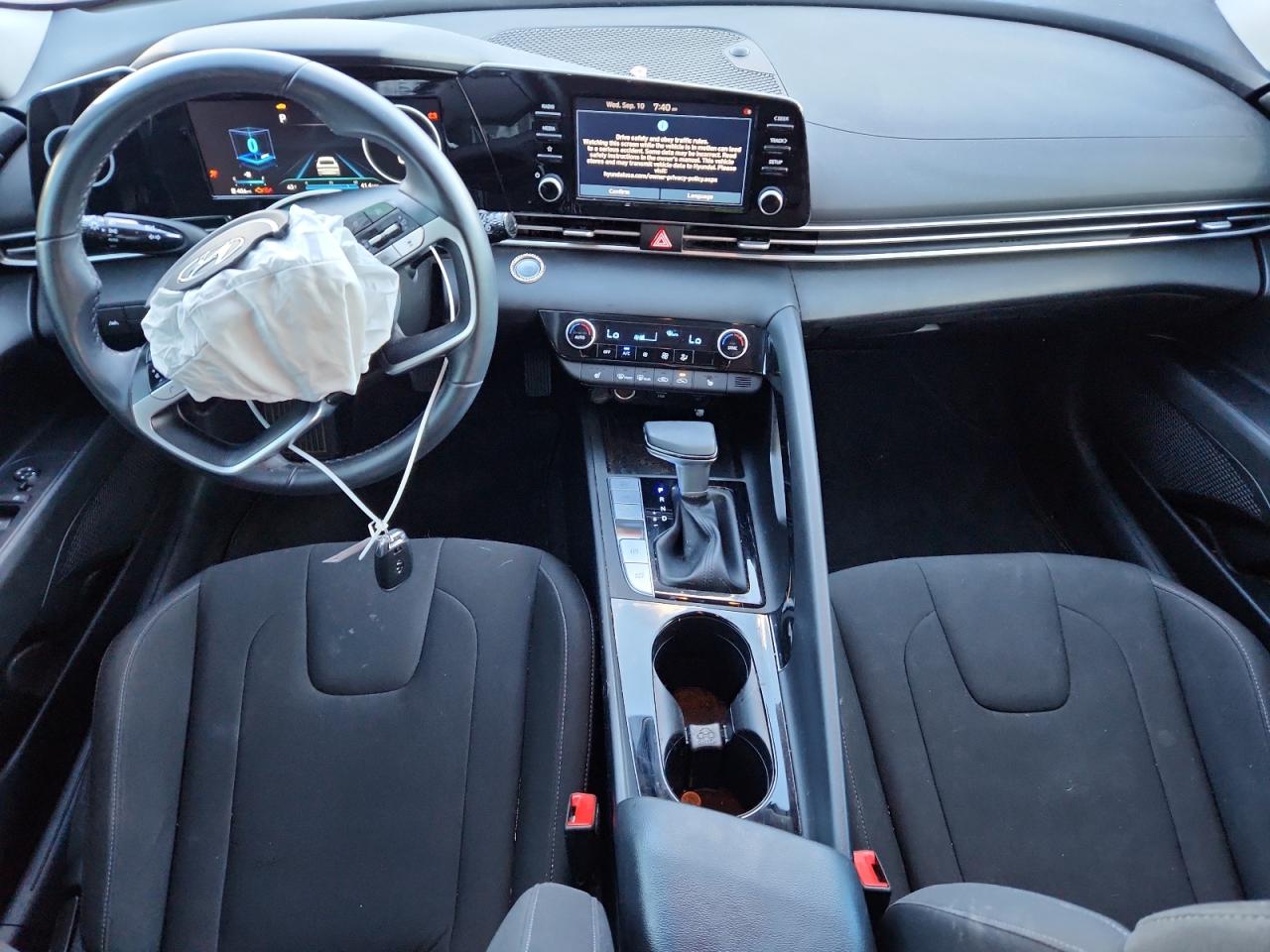 Hyundai ELANTRA Sel Image 3