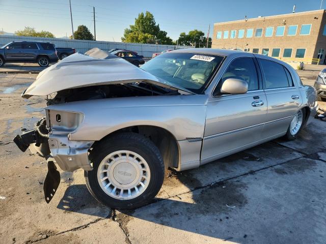  Salvage Lincoln Towncar