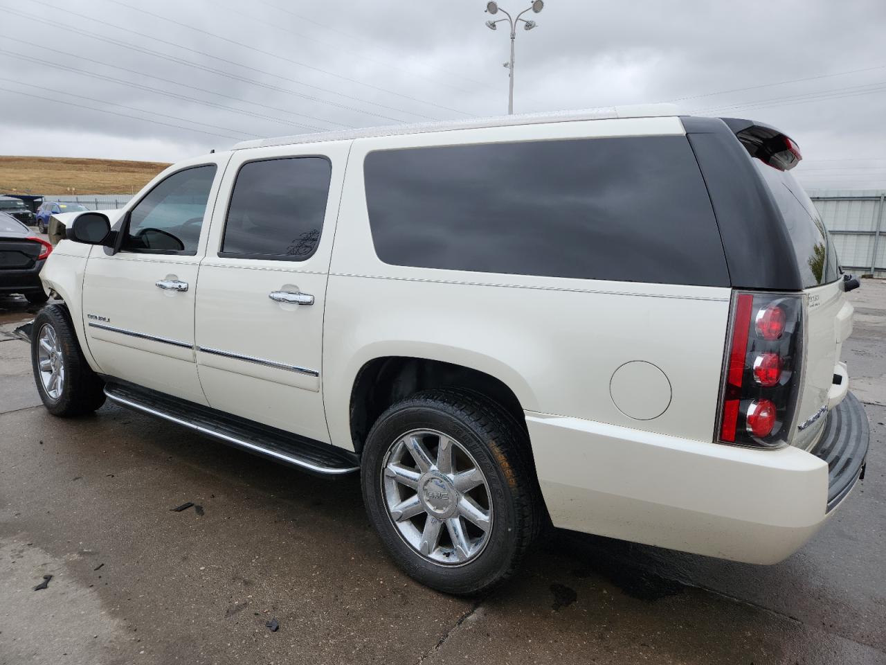 GMC Yukon Denali Image 4