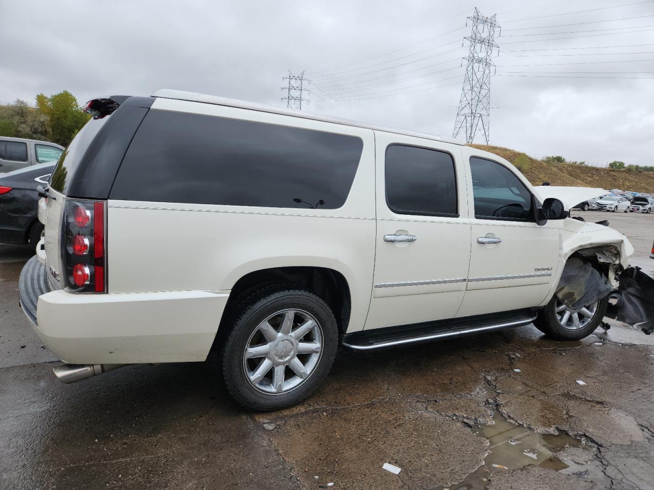 GMC Yukon Denali Image 3