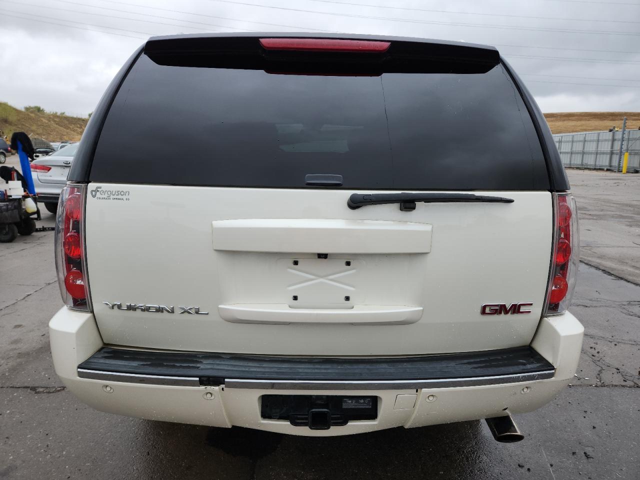 GMC Yukon Denali Image 12