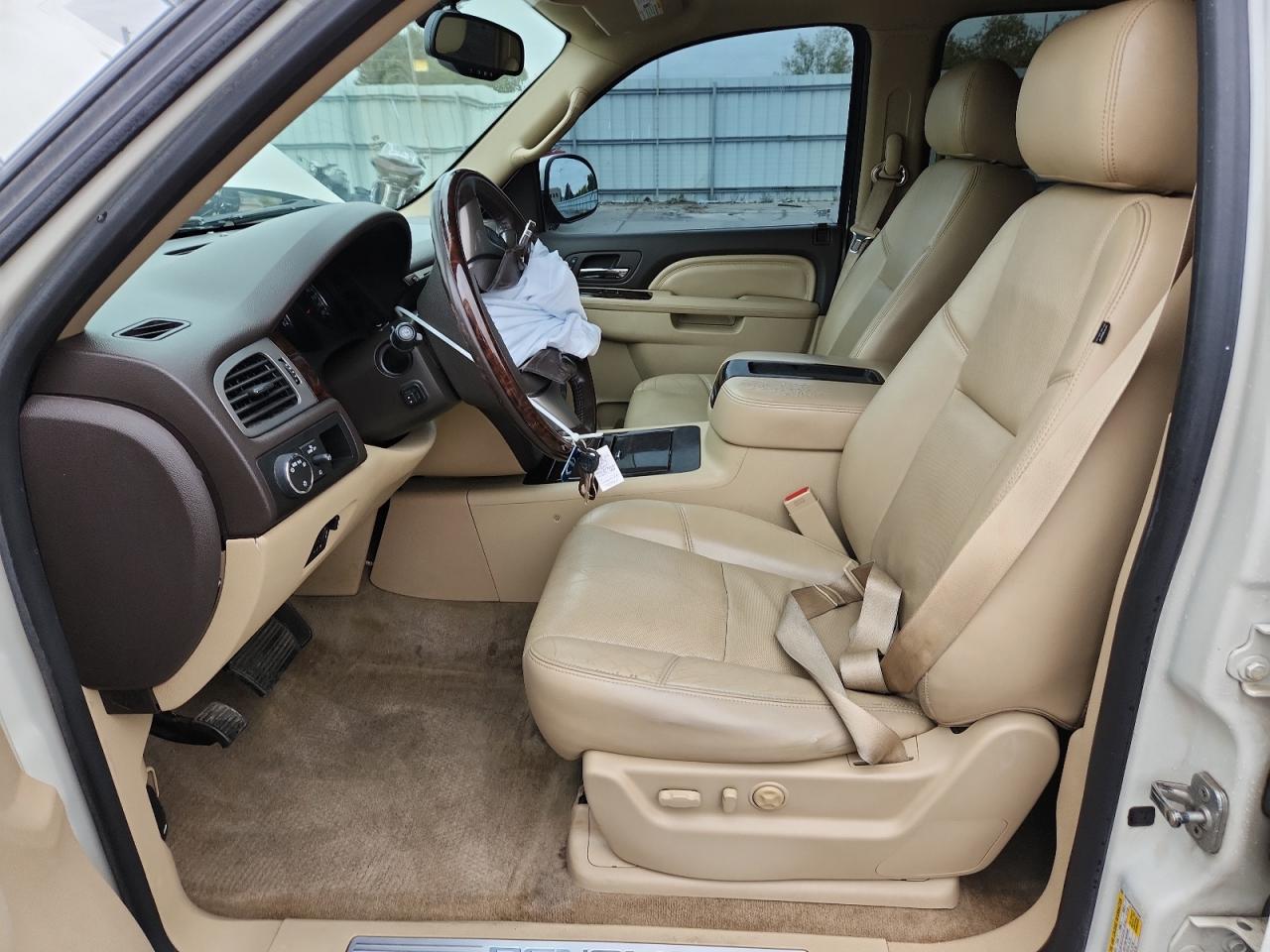 GMC Yukon Denali Image 6