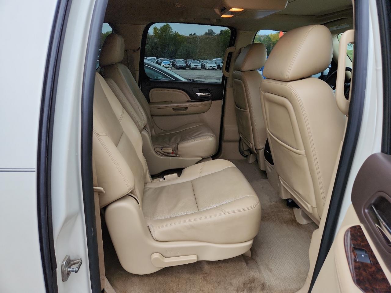 GMC Yukon Denali Image 11