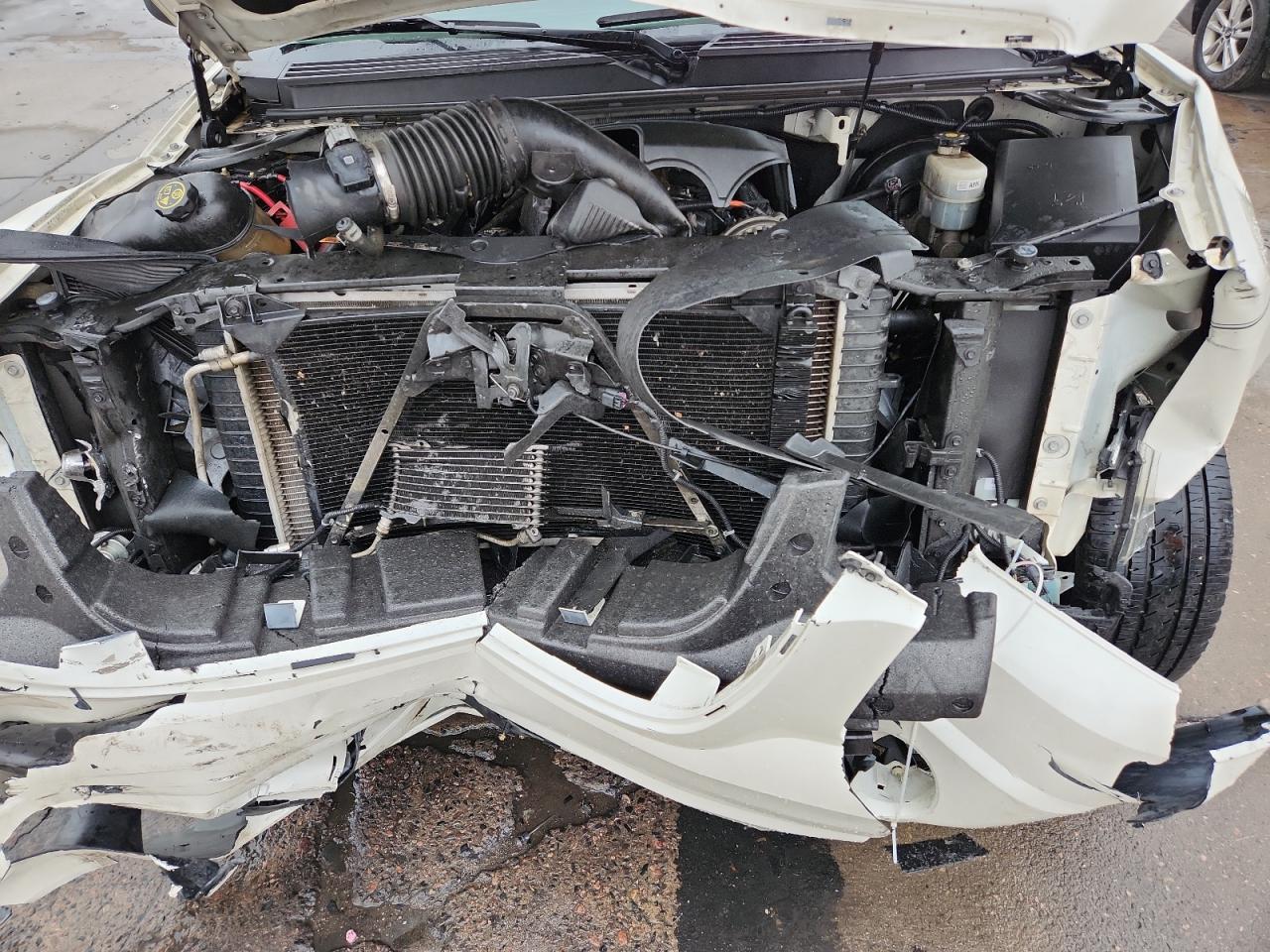 GMC Yukon Denali Image 9