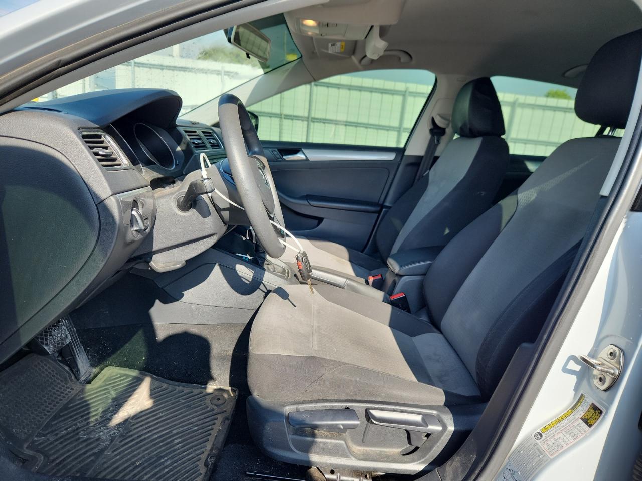 Volkswagen Jetta S Image 4