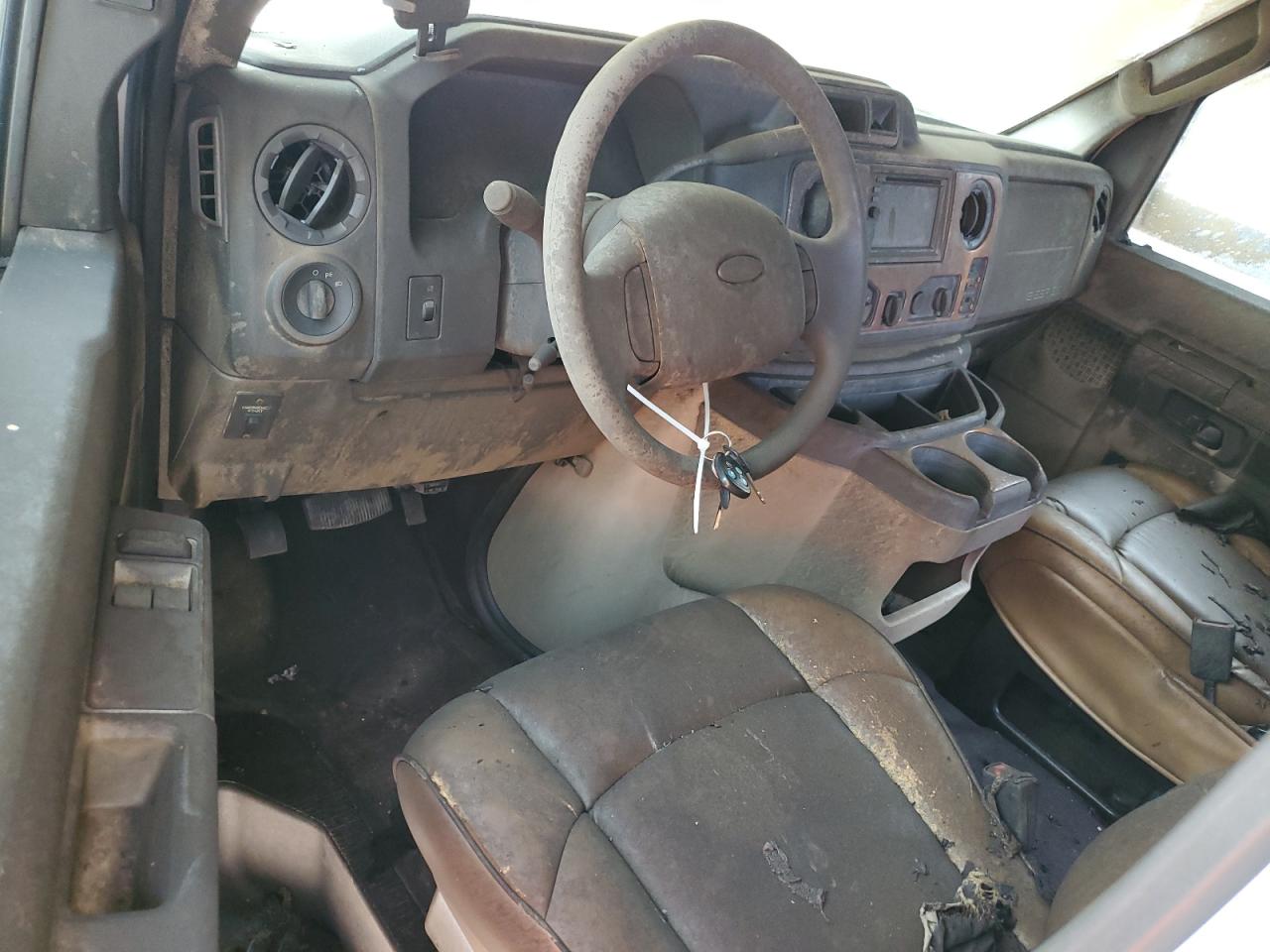 Ford Econoline E450 Super Duty Cutaway Van Image 6