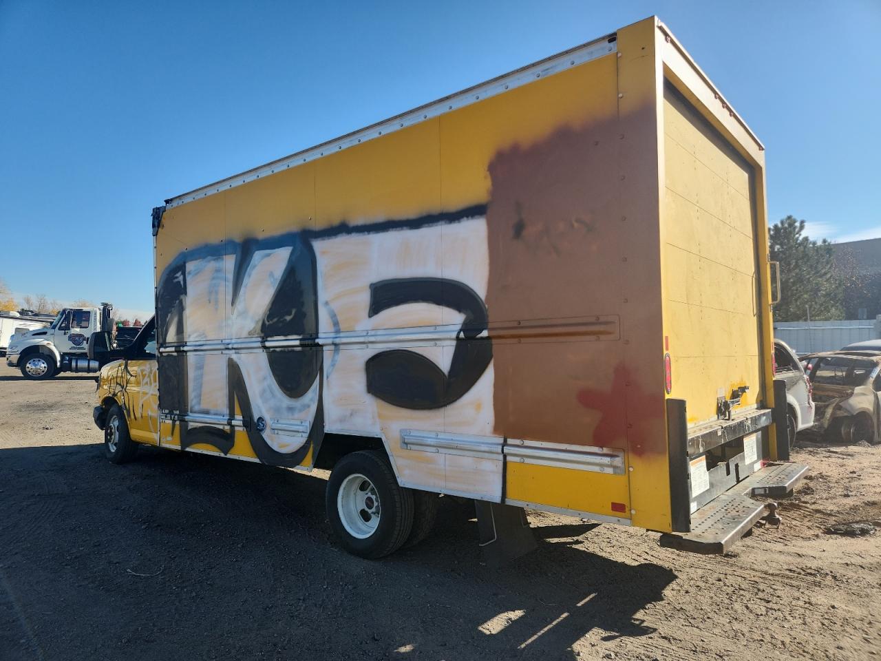 GMC Savana Cutaway G3500 Image 2