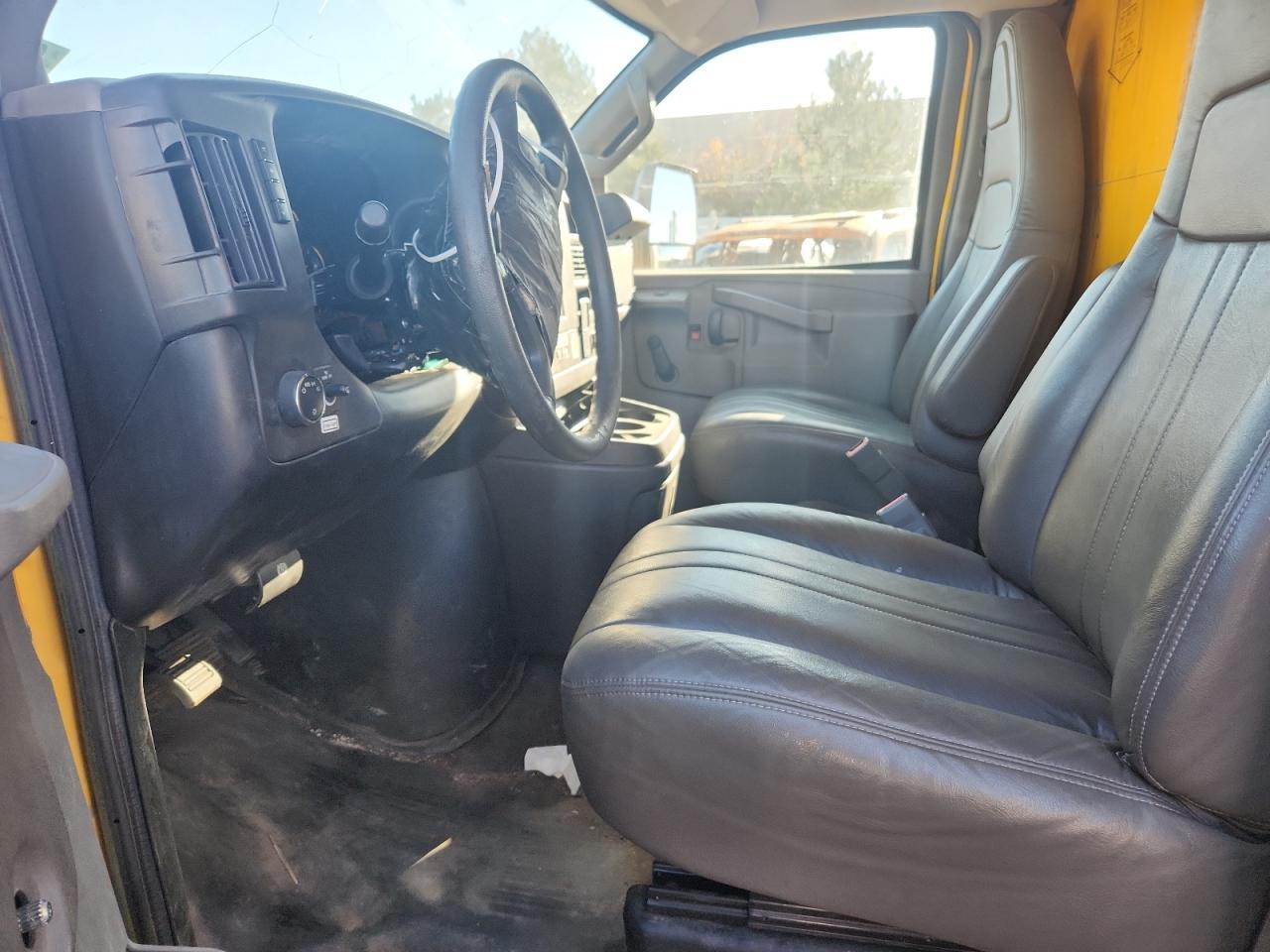 GMC Savana Cutaway G3500 Image 3