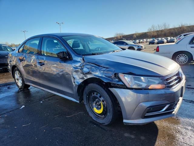 Volkswagen Passat S Image 2