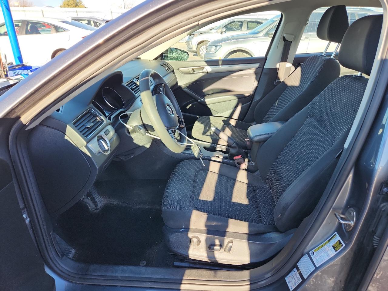 Volkswagen Passat S Image 10