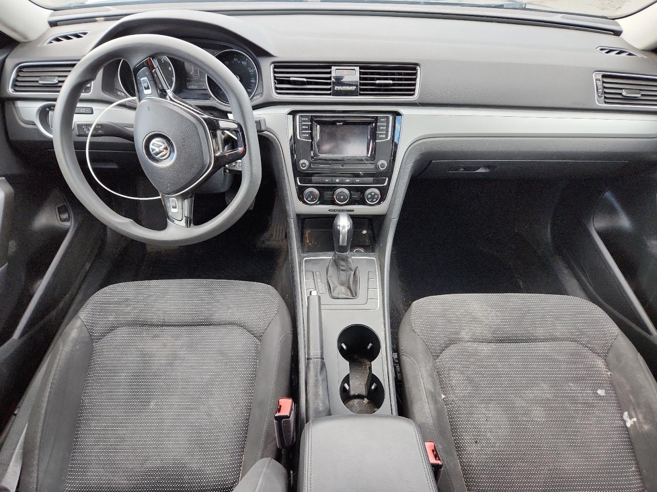 Volkswagen Passat S Image 7