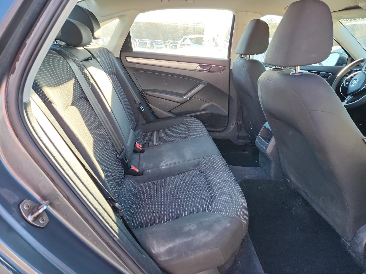 Volkswagen Passat S Image 11