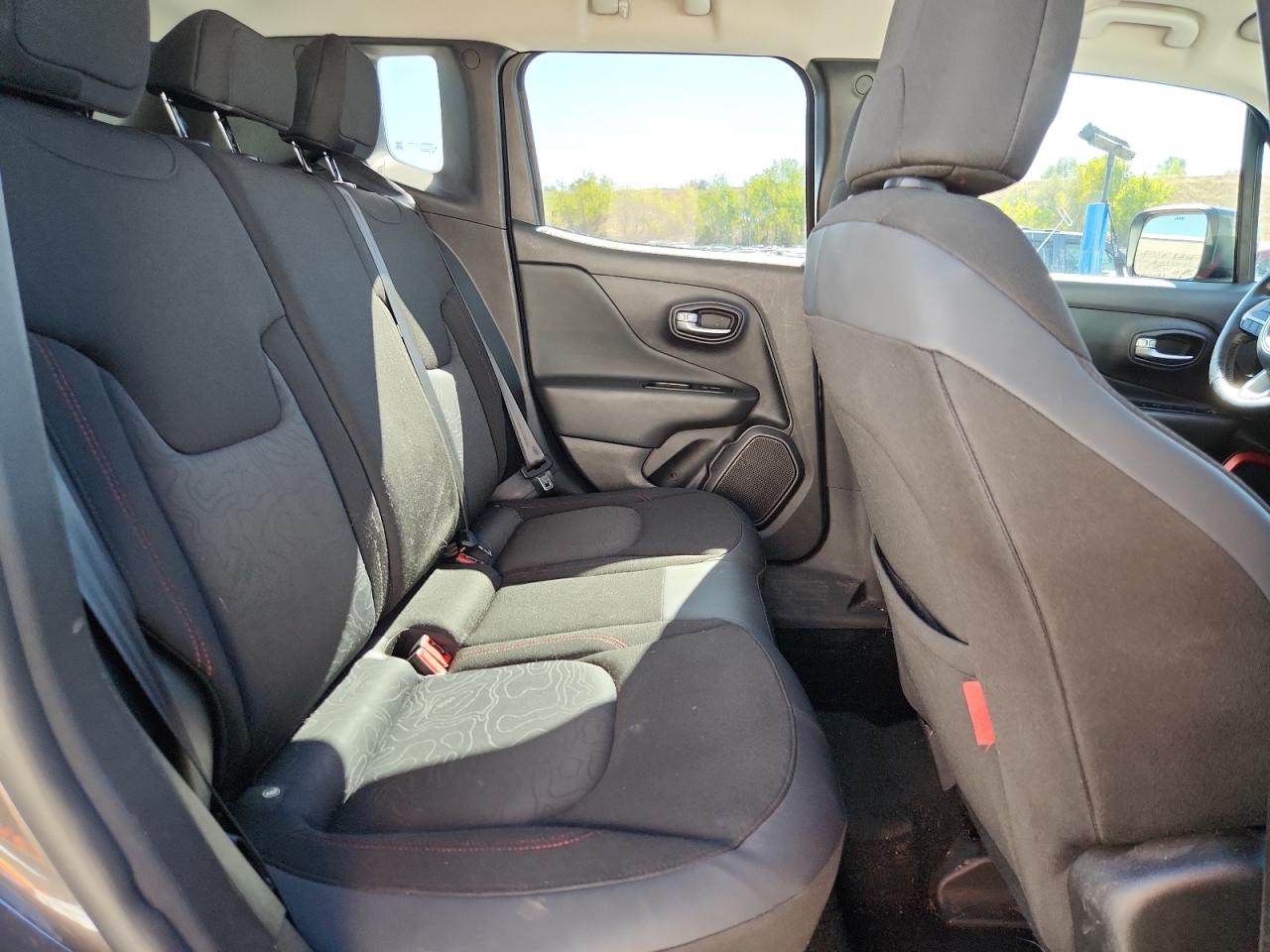 Jeep Renegade Trailhawk Image 12