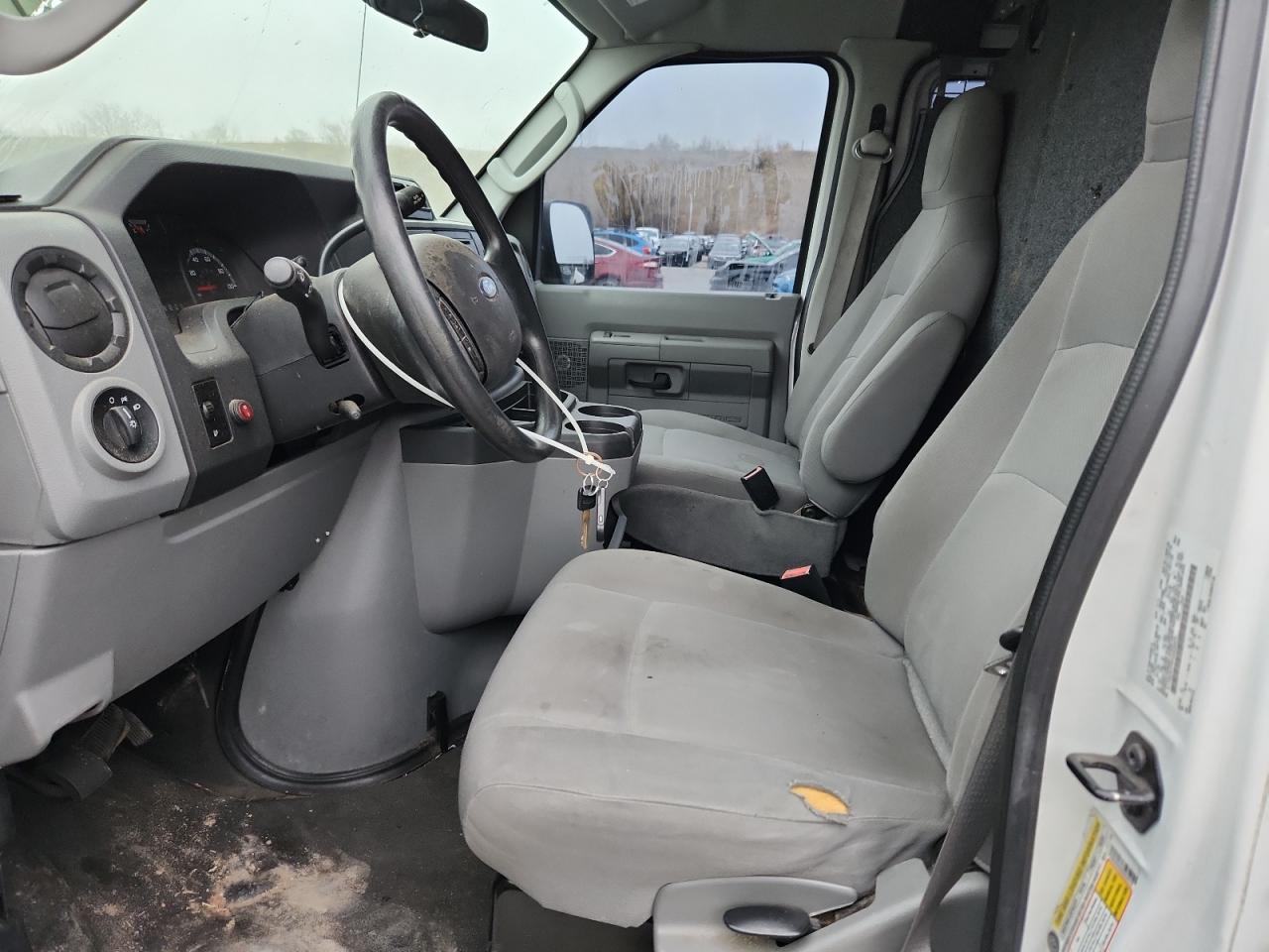 Ford Econoline E250 Van Image 8