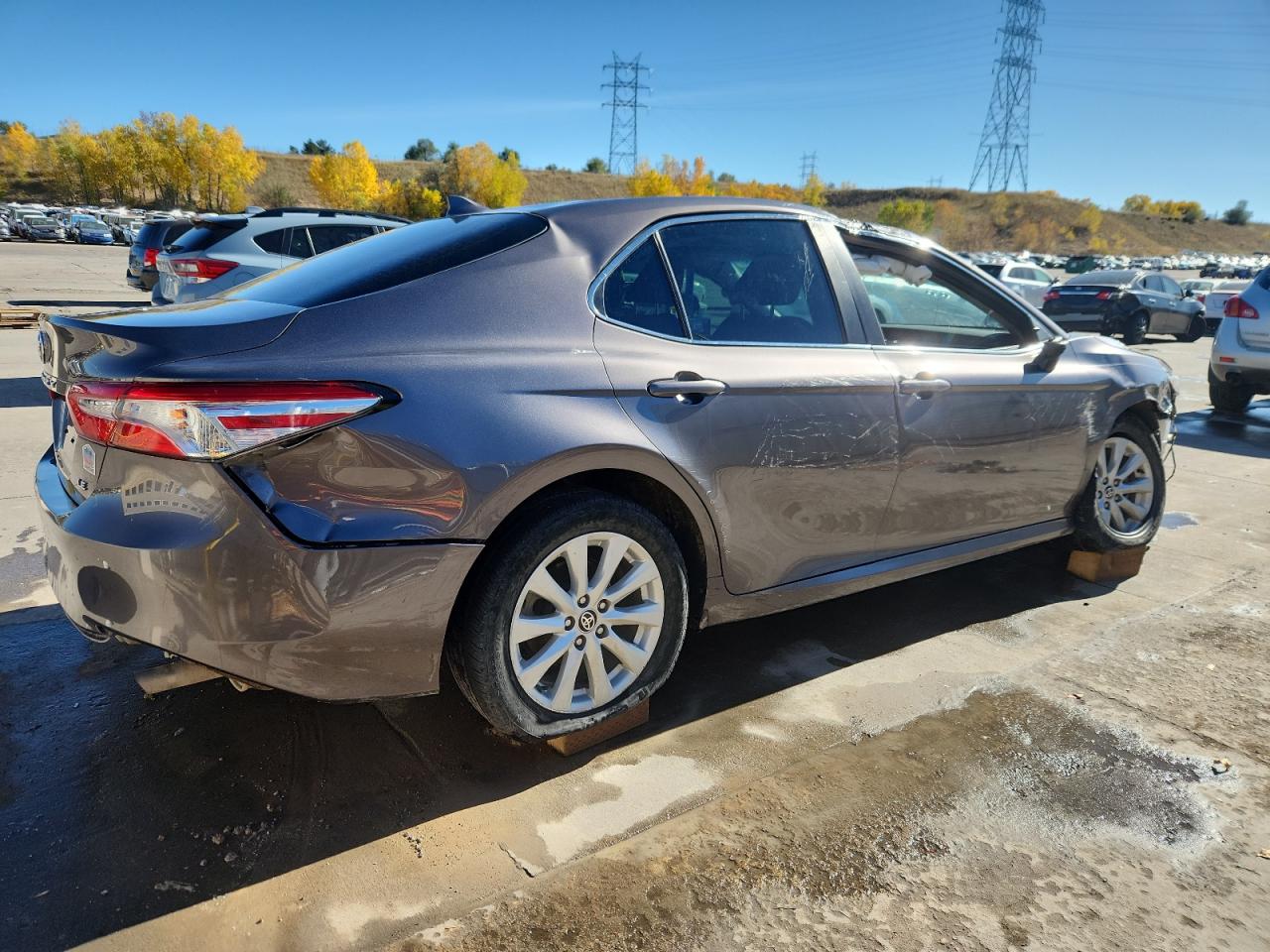 Toyota Camry Le Image 11