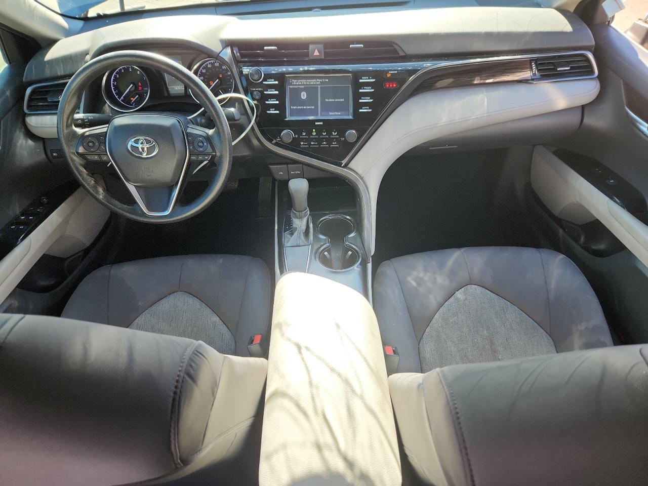 Toyota Camry Le Image 8