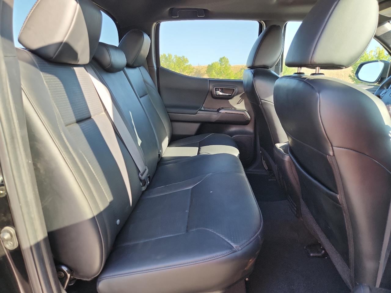 Toyota Tacoma Double Cab Image 3