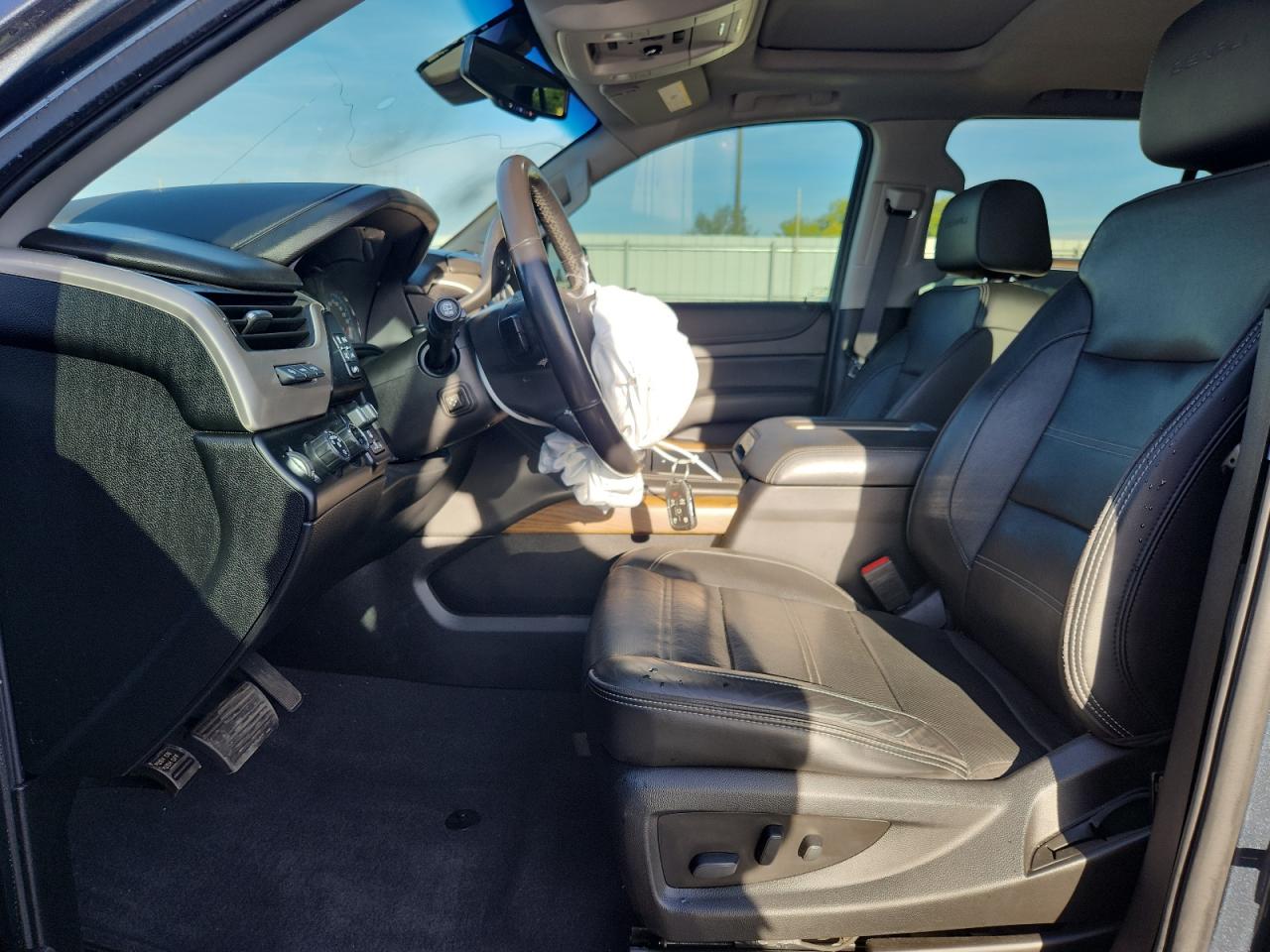 GMC Yukon Denali Image 7