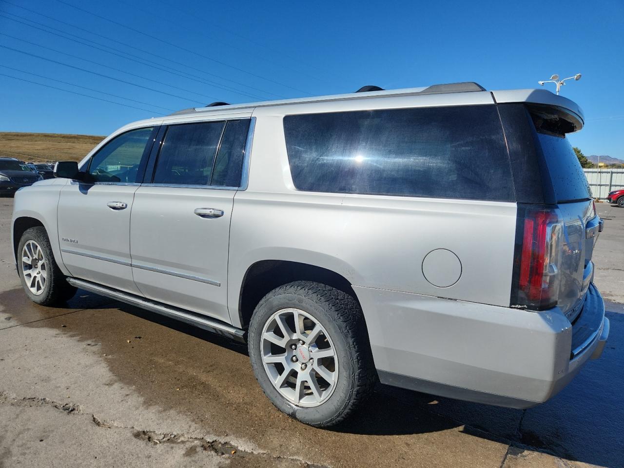 GMC Yukon Denali Image 3