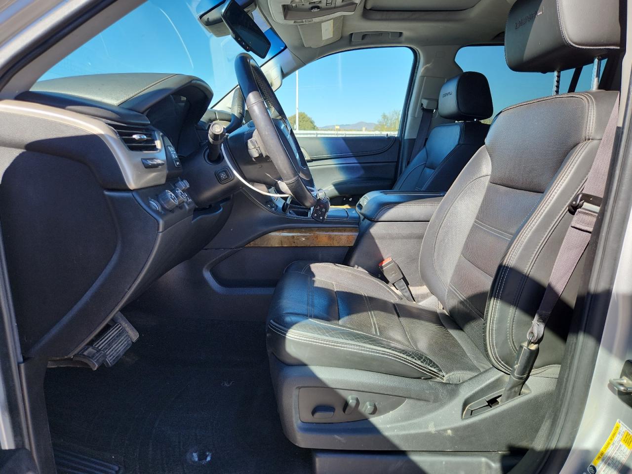 GMC Yukon Denali Image 6