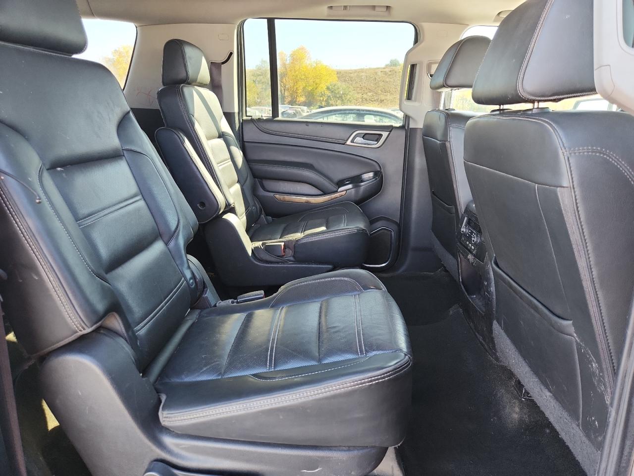 GMC Yukon Denali Image 13