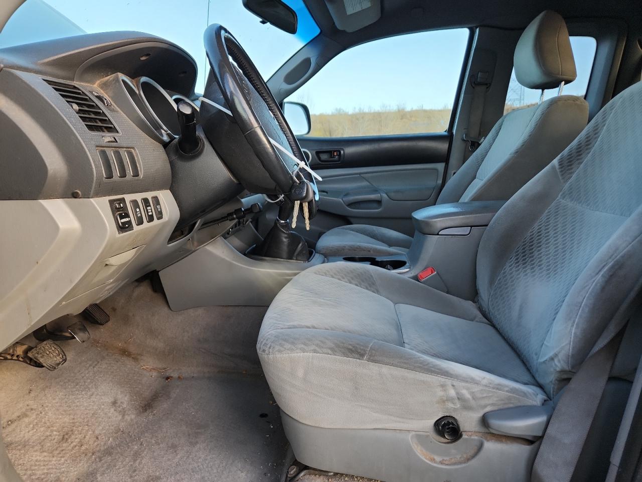 Toyota Tacoma Access Cab Image 2