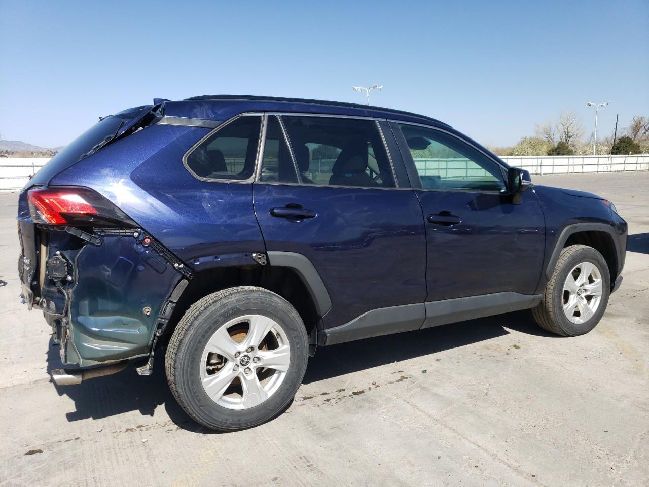 Toyota RAV4 Xle Image 3