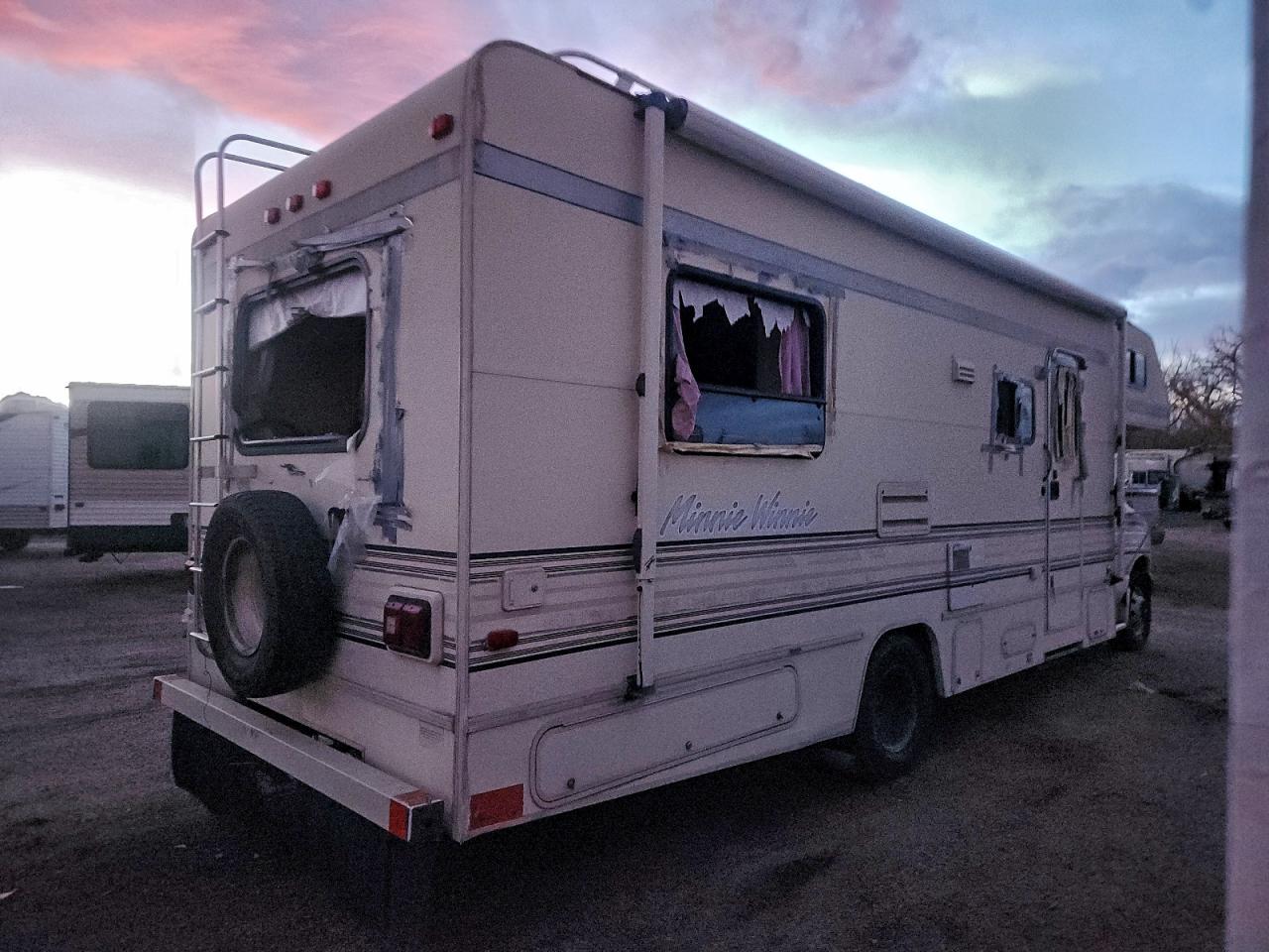 Winnebago Mini Winnie E350 Cutaway Van Image 4