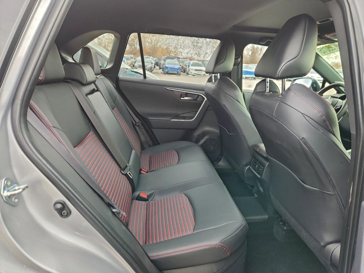 Toyota RAV4 Xse Image 6