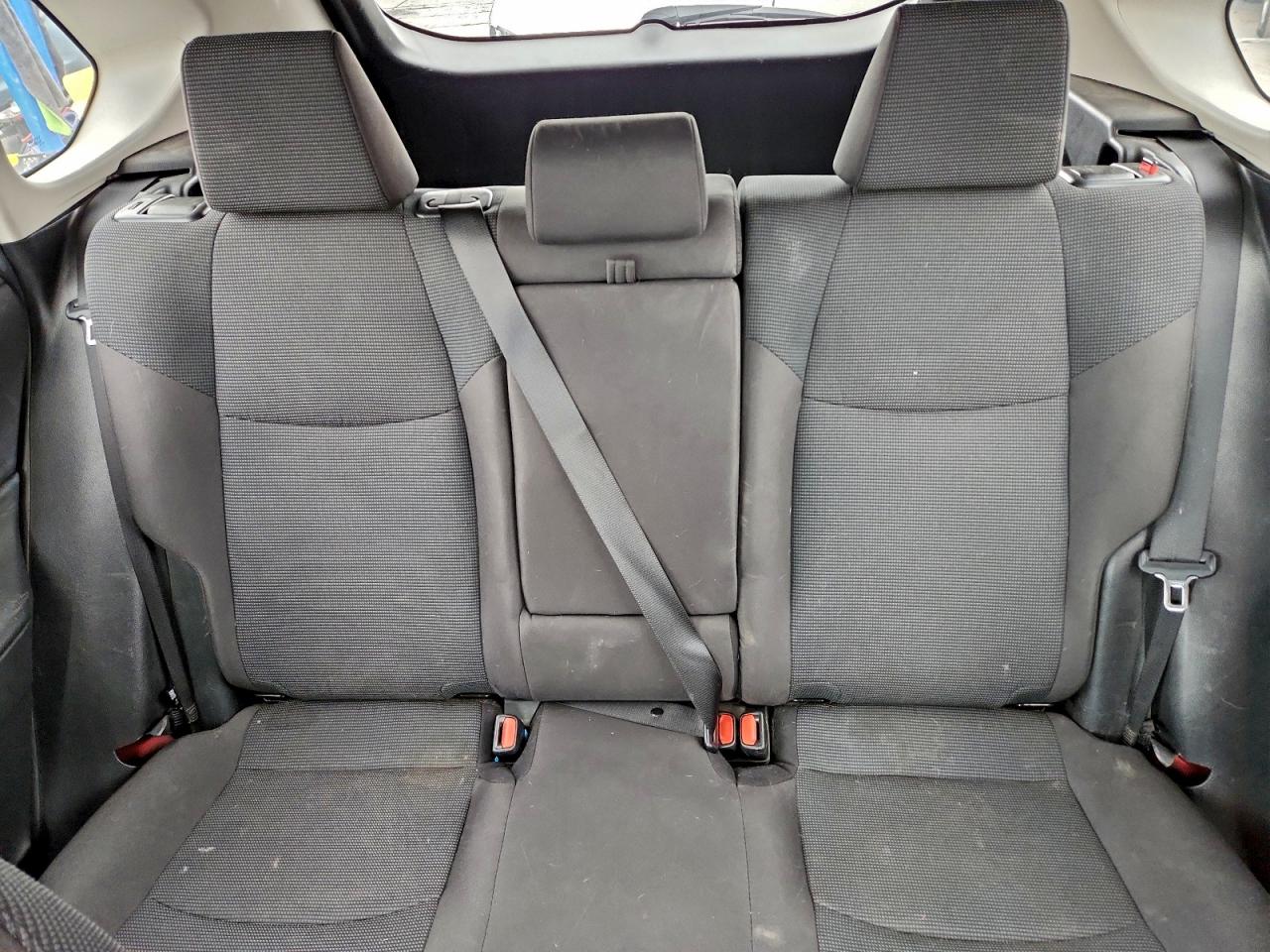 Toyota RAV4 Le Image 11