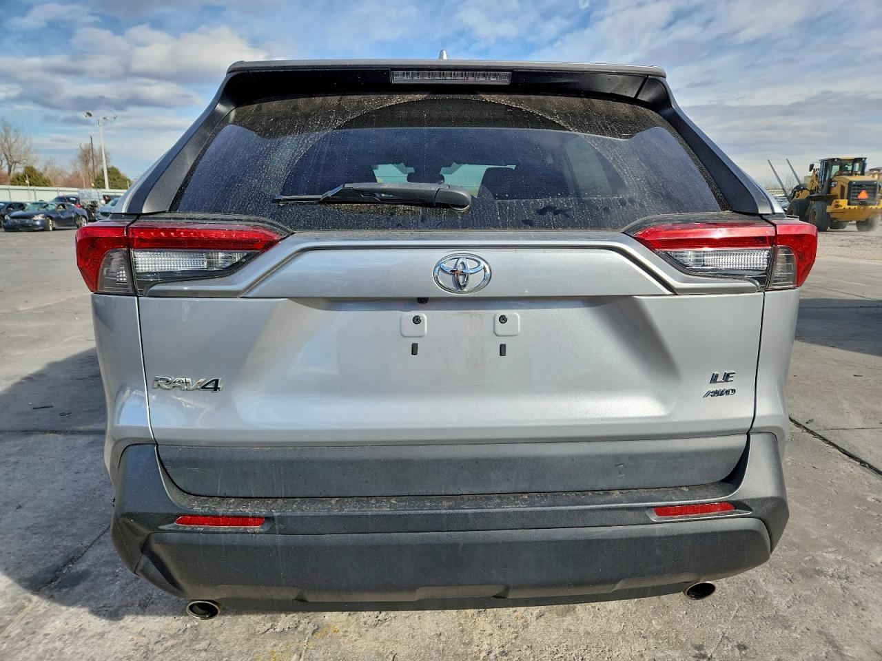 Toyota RAV4 Le Image 4