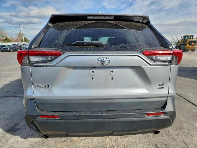 Toyota RAV4 Le Image 4