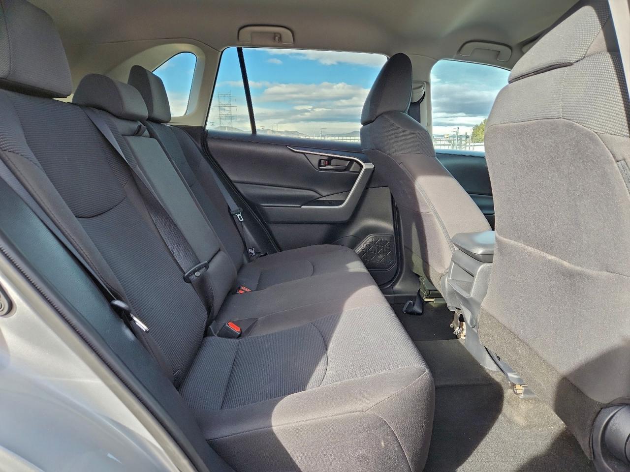 Toyota RAV4 Le Image 13