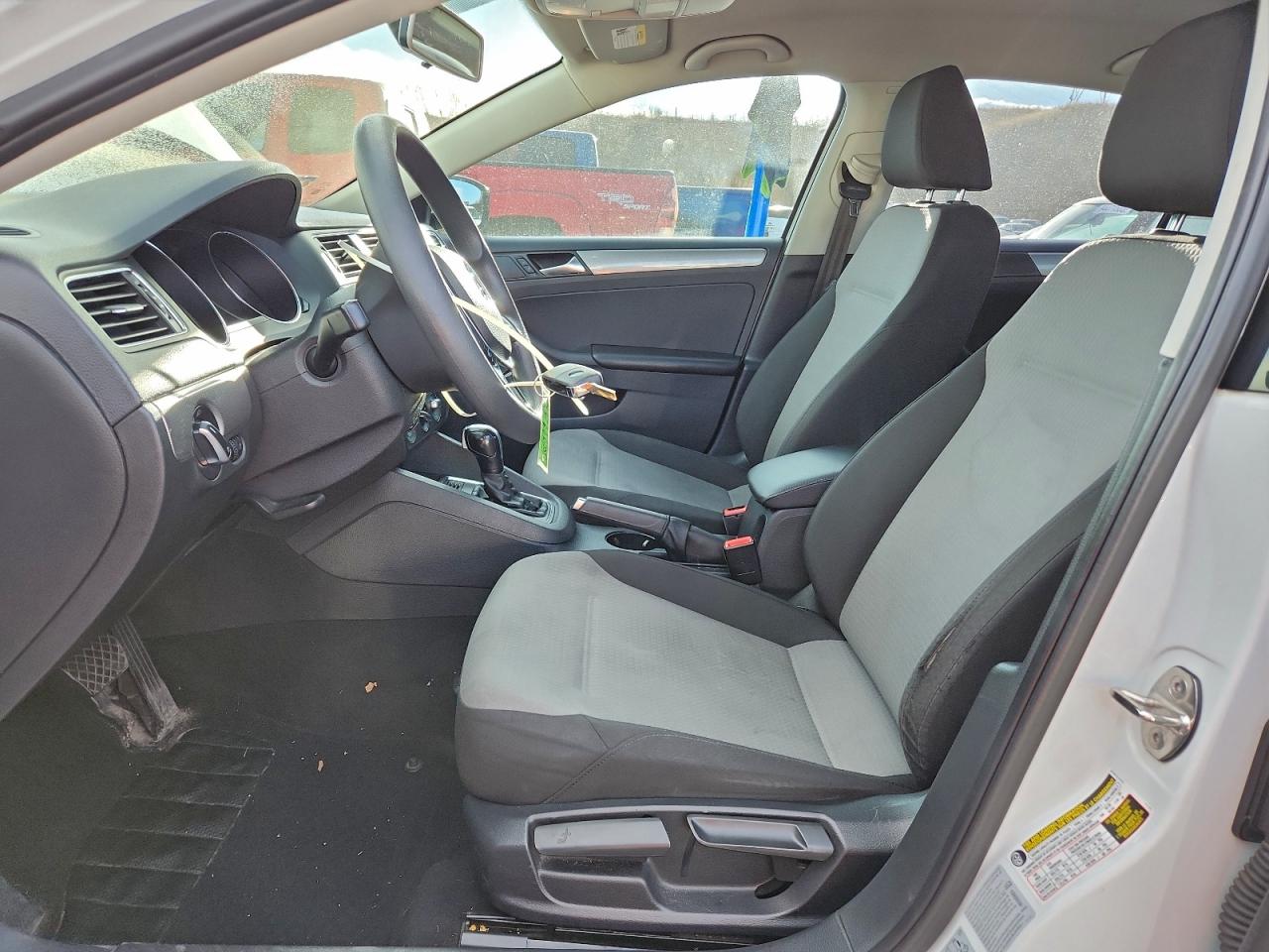 Volkswagen Jetta S Image 7