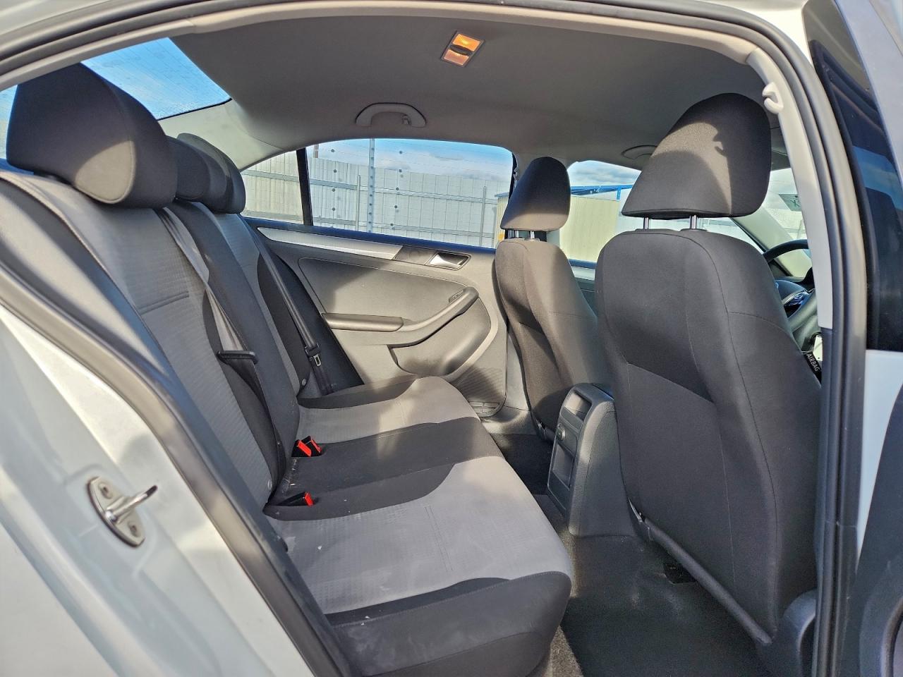 Volkswagen Jetta S Image 9