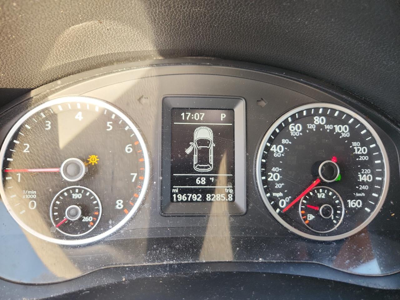 Volkswagen Tiguan S Image 8