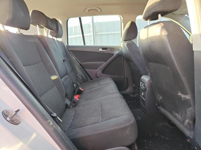 Volkswagen Tiguan S Image 4