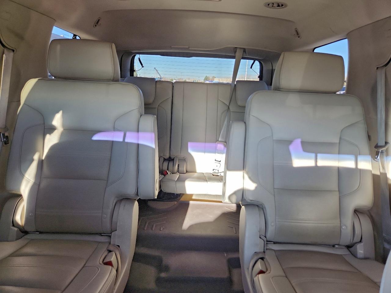 GMC Yukon Denali Image 4