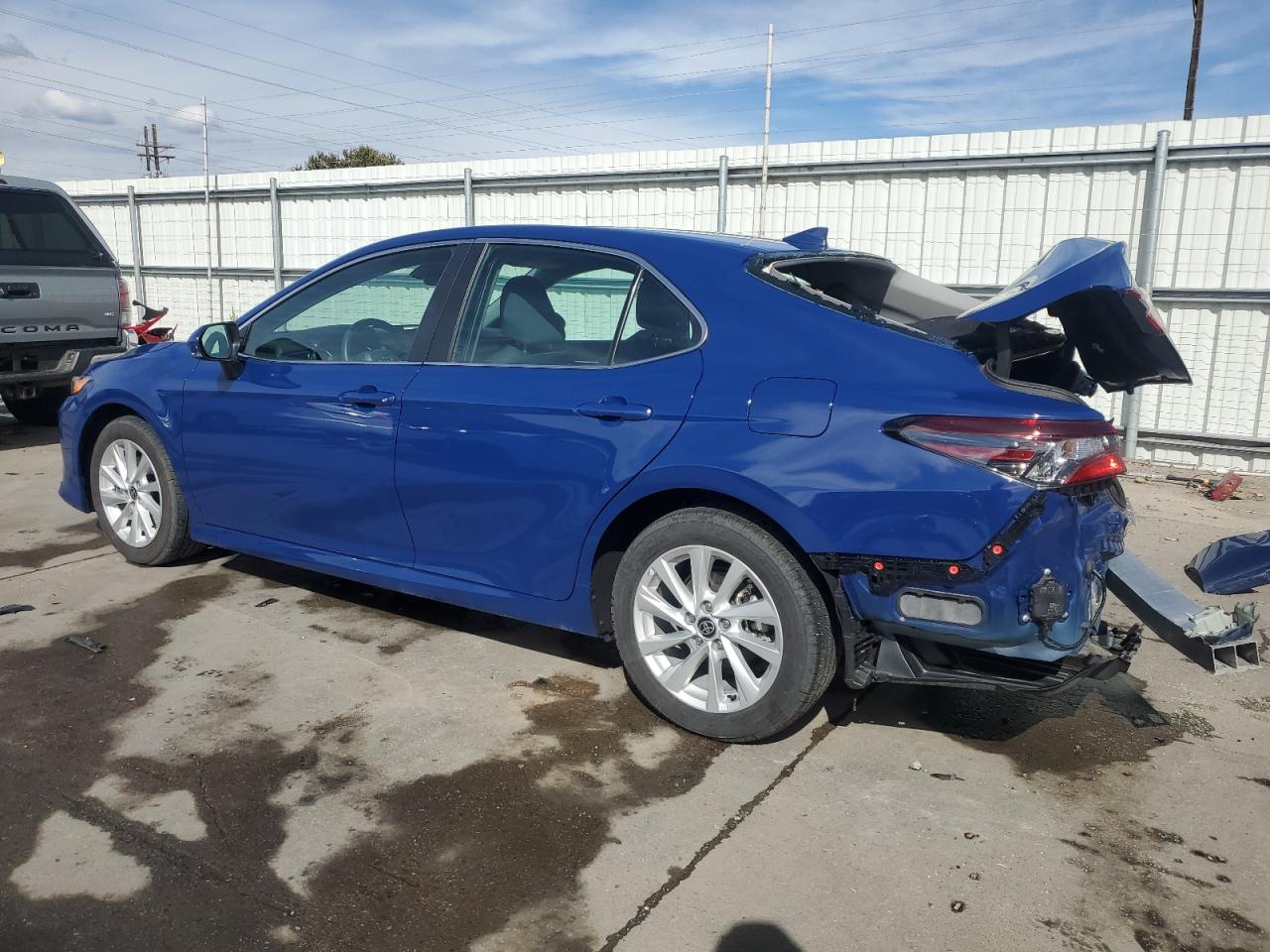 Toyota Camry Le Image 8