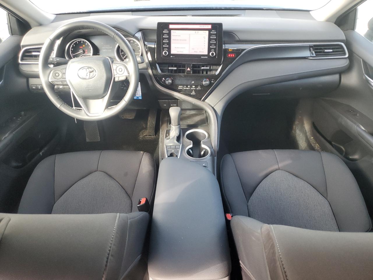 Toyota Camry Le Image 10