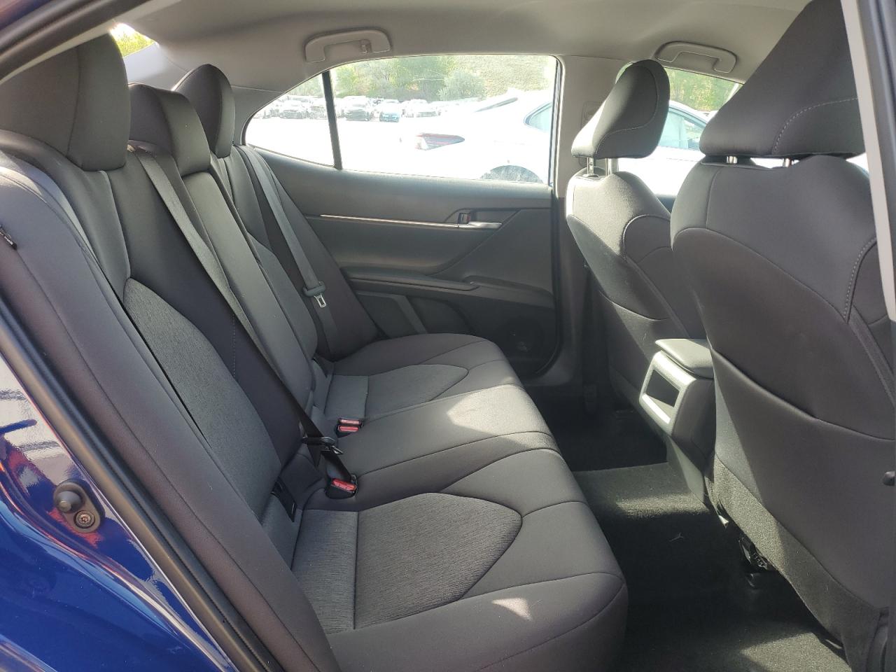 Toyota Camry Le Image 5