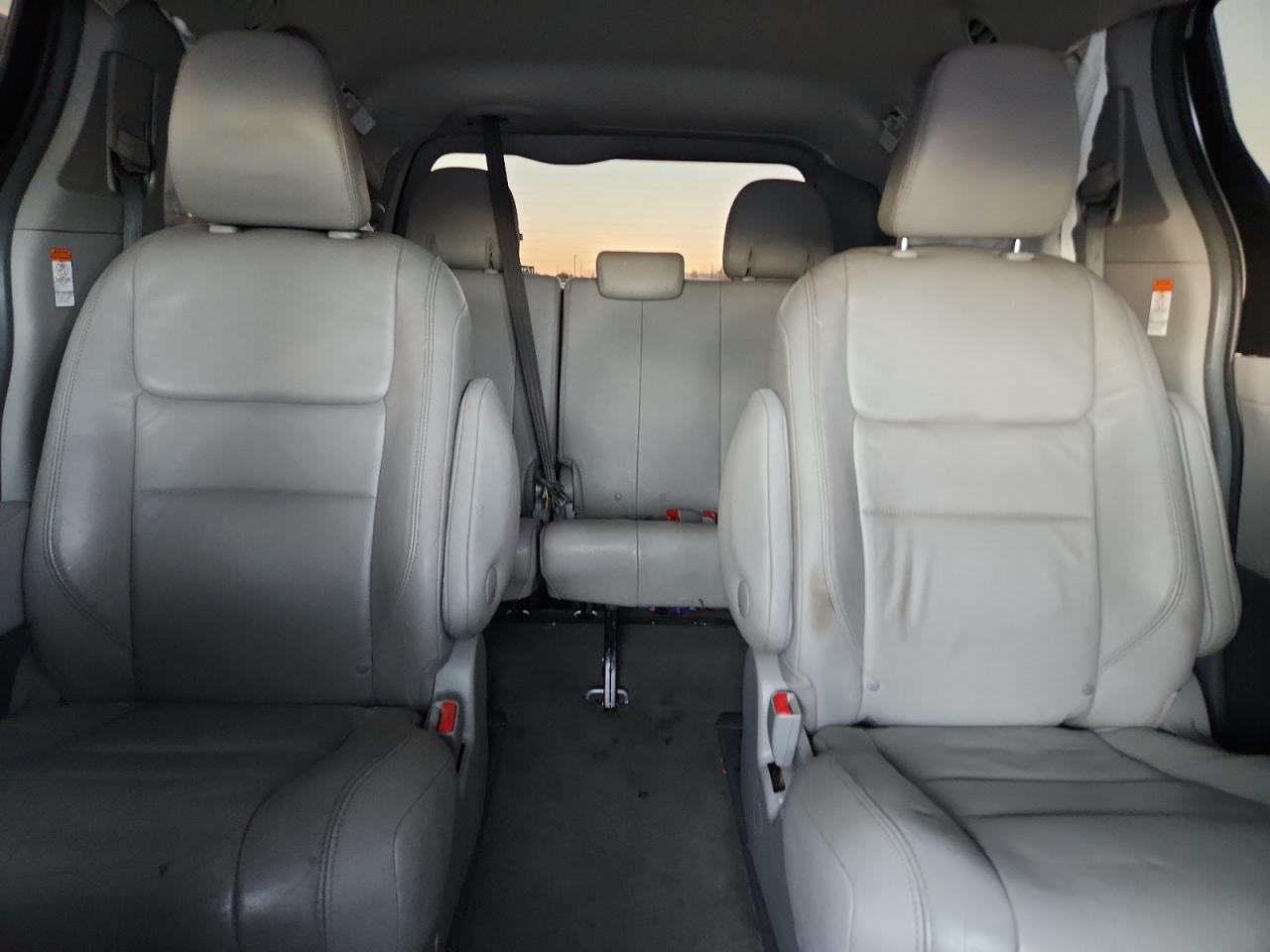 Toyota Sienna Xle Image 11