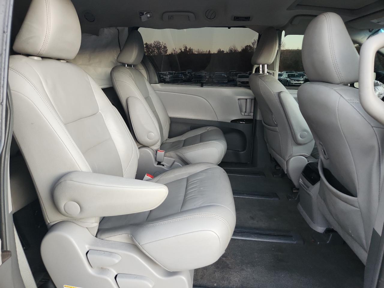 Toyota Sienna Xle Image 10